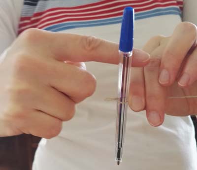 Nyörin kiertämisessä apuna voi käyttää kynää.